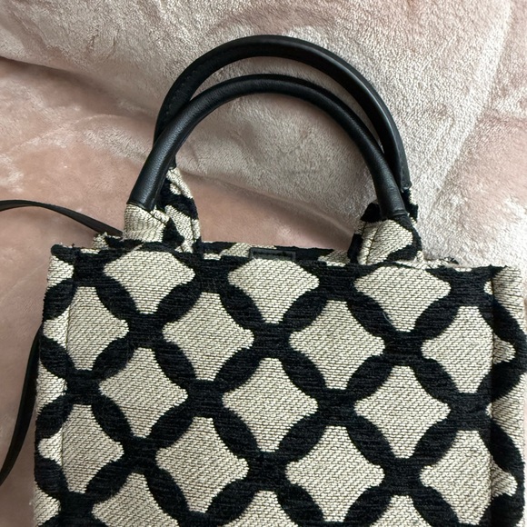 Elegant Black and Cream Patterned Women's Bag - Picture 3 of 7